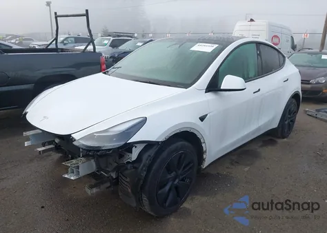 2024 Tesla Model Y Long Range Dual Motor All-Wheel Drive z USA, uszkodzony, nr VIN 7SAYGDEE5RF206099